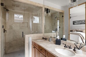 Shower, eco-friendly toiletries - Owl Meadows: Luxe Design & Space (Telluride)