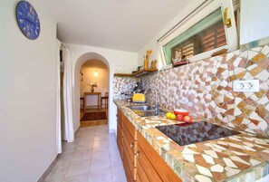 Jääkaappi, liesi, leivänpaahdin, keittoastiat/astiat/ruokailuvälineet