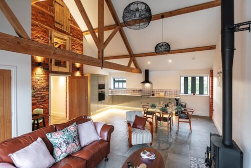 Pigeon House: Barn with hot tub, wood burner & large private garden.