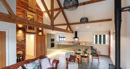 Pigeon House: Barn with hot tub, wood burner & large private garden.