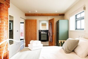 2 camere, una scrivania, ferro/asse da stiro, Wi-Fi gratuito