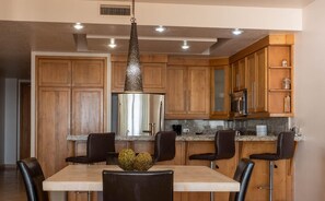 Condo, varias camas, acceso a la alberca, vista al océano (#202) | Cocina privada | Refrigerador, microondas, horno y parrilla de estufa