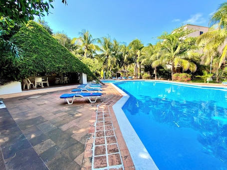 Una piscina al aire libre