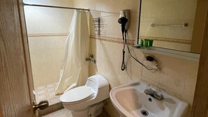 A bathroom with a toilet, sink, and shower. - HOTEL SAN THOMAS INN (Panama City)