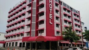 A multi-story hotel with a prominent 'HOTEL' sign on the facade. - HOTEL SAN THOMAS INN (Panama City)