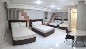 A hotel room with three beds, a desk, and a chair. - HOTEL SAN THOMAS INN (Panama City)