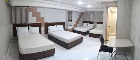 Executive Quadruple Room | Bathroom | Free toiletries