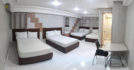Executive Quadruple Room | Bathroom | Free toiletries