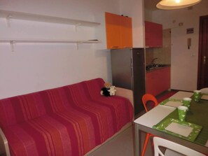 Studio, balcon, vue océan | Salle de séjour