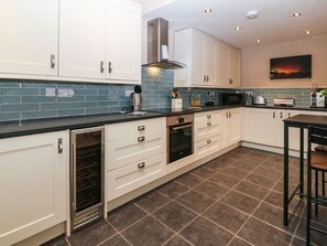 Fridge, dishwasher, electric kettle, toaster - Dolafon (Pwllheli)