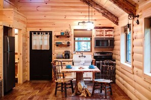 Fridge, microwave, oven, stovetop - Luxury Treehouse @ Berlin Woods (Millersburg)