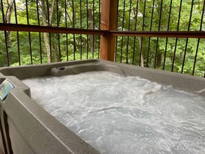 Outdoor spa tub - Luxury Treehouse @ Berlin Woods (Millersburg)