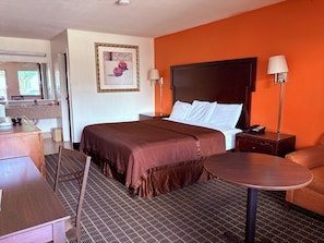 Basic Single Room, 1 King Bed, Smoking