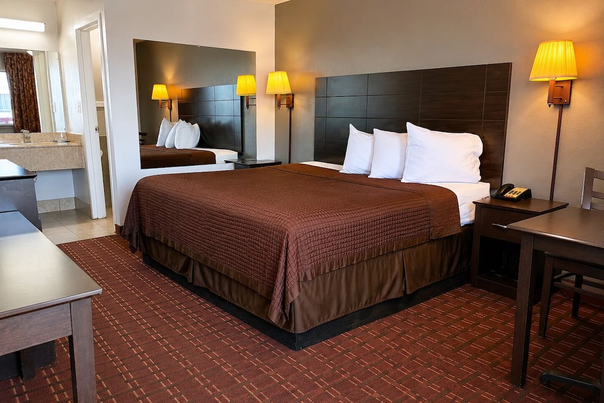 Basic Single Room, 1 King Bed, Smoking
