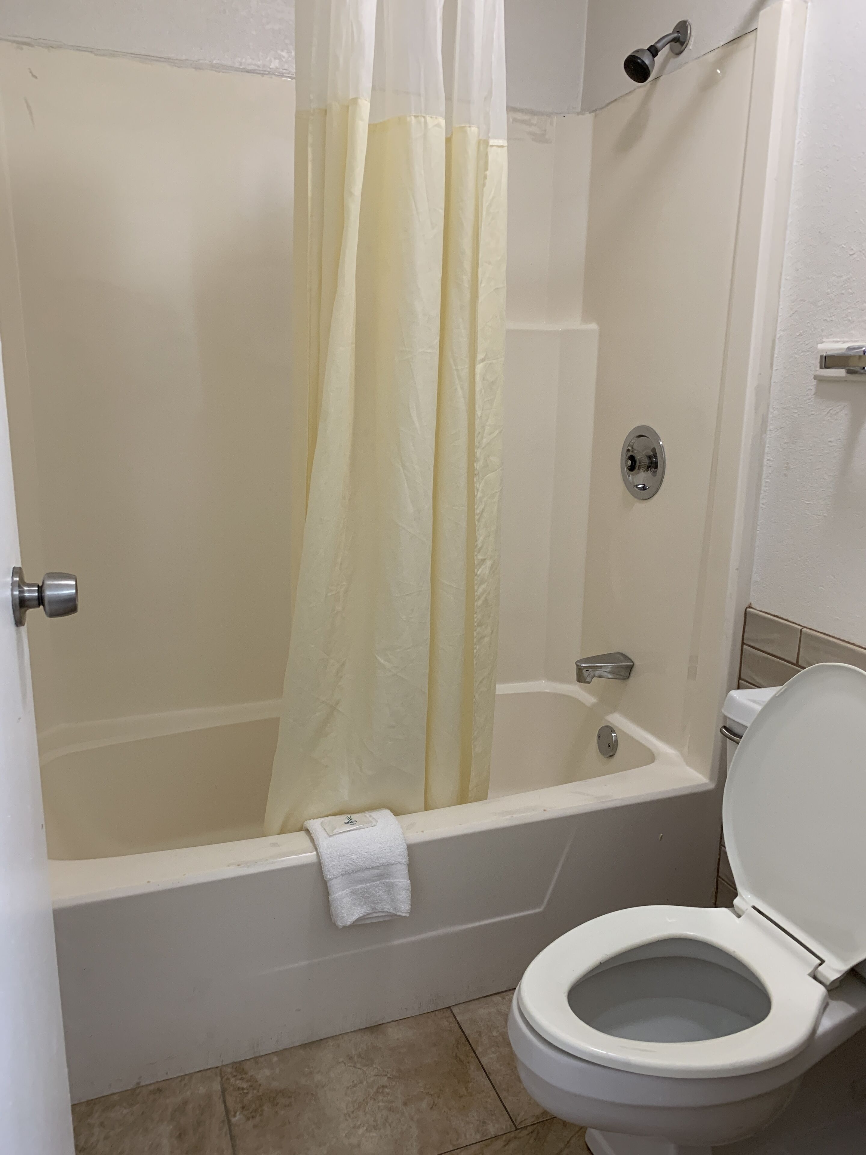 Ducha y bañera combinadas y artículos de higiene personal gratuitos