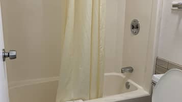 Ducha y bañera combinadas y artículos de higiene personal gratuitos