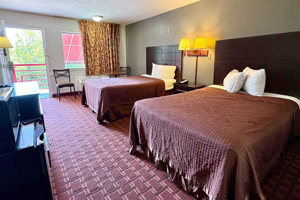 Basic Double Room, 2 Double Beds, Smoking