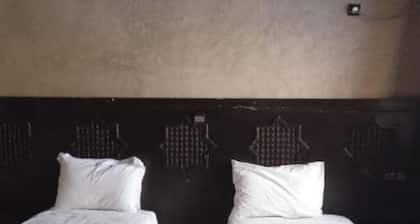 Riyad Zenaga offers rooms It has a shared kitchen, restaurant and terrace.