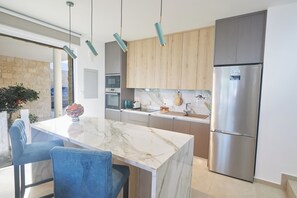 Vila, 3 quartos, piscina particular, vista para o jardim | Cozinha privada