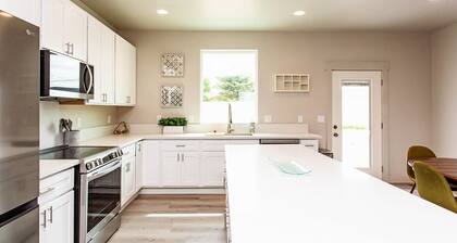 Brand Spankin' New 4 bedroom home Sleeps 8 Pet friendly