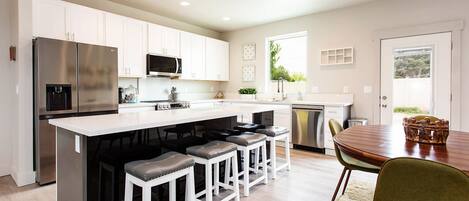 Kjøleskap, mikrobølgeovn, ovn og kokeplater