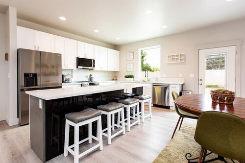 Brand Spankin' New 4 bedroom home Sleeps 8 Pet friendly