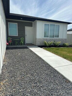 Exterior - Brand Spankin' New 4 bedroom home Sleeps 8 Pet friendly (Kimberly)