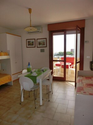 Estudio, varias habitaciones, balcón, vista al océano | 1 habitación 