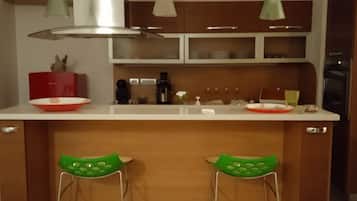 Kühlschrank, Ofen, Herdplatte, Wasserkocher mit Kaffee-/Teezubehör