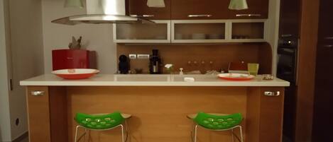 Fridge, oven, stovetop, coffee/tea maker