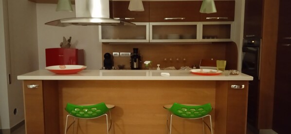 Réfrigérateur, four, plaque de cuisson, cafetiÚre/bouilloire