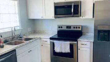 Frigorifero, microonde, forno, piano cottura