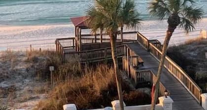 4 BR 2BA Home Private Fence Patio, Grill, Easy Boat & Tlr. Parking