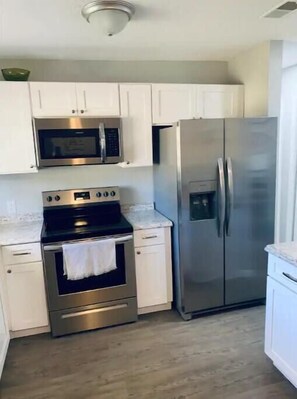 Fridge, microwave, oven, stovetop - 4 BR 2BA Home Private Fence Patio, Grill, Easy Boat & Tlr. Parking (Fort Walton Beach)