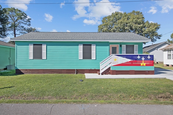 Adorable petite cottage with Louisiana flag painted on the front porch