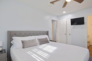 3 Schlafzimmer, Schreibtisch, Bügeleisen/Bügelbrett, Reisekinderbett