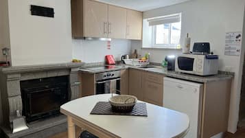 Traditional House | Private kitchen | Full-sized fridge, microwave, oven, stovetop
