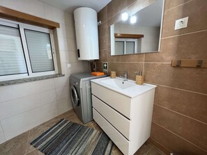 Traditional House | Bathroom | Shower, rainfall showerhead, hair dryer, towels - Vila Mena by Trip2Portugal (Guarda)