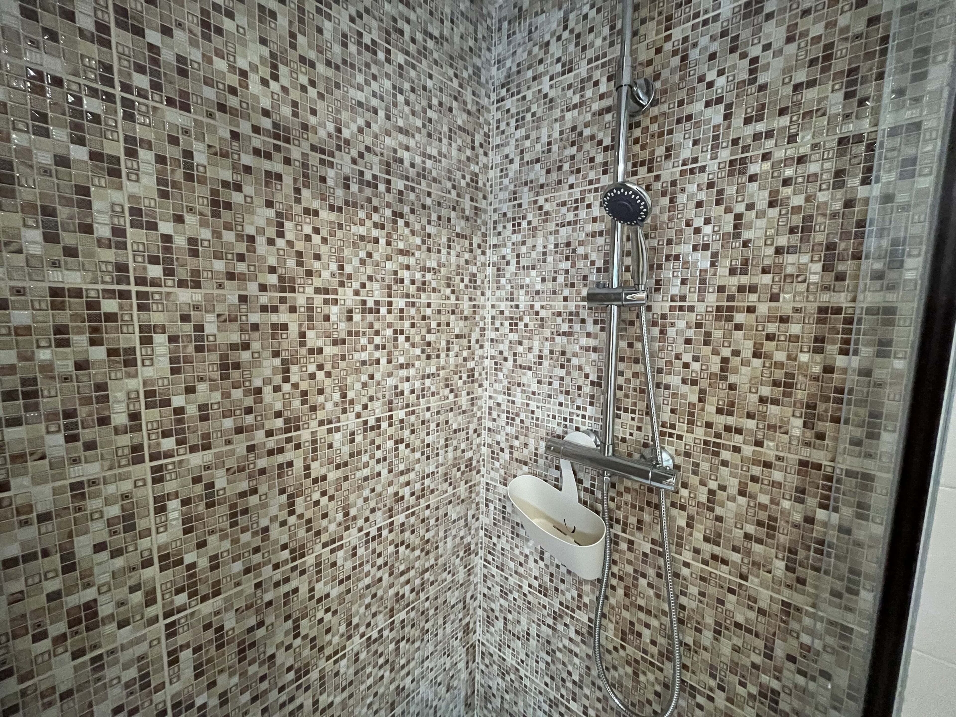 Rumah Tradisional | Kamar mandi | Shower, pancuran hujan, pengering rambut, dan handuk
