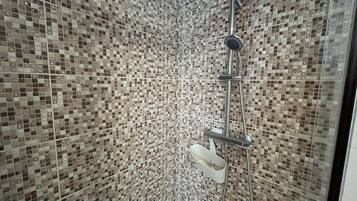 Rumah Tradisional | Kamar mandi | Shower, pancuran hujan, pengering rambut, dan handuk