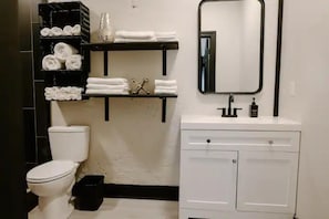 Shower, towels, soap, shampoo - Statesmen Suite (Aberdeen)