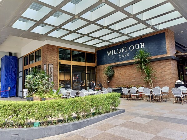 Outdoor dining - LARGE BGC 2BR, Steps to Mitsukoshi & Uptown Malls, 300Mbps Fiber 25R (Taguig)