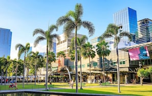 Point of interest - BGC 1BR, Steps to Mitsukoshi & Uptown Malls, 300Mbps Fiber 17F (Taguig)