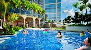 Una piscina al aire libre