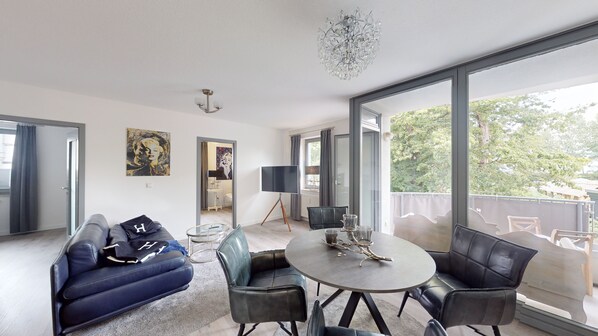 Smart TV, fireplace