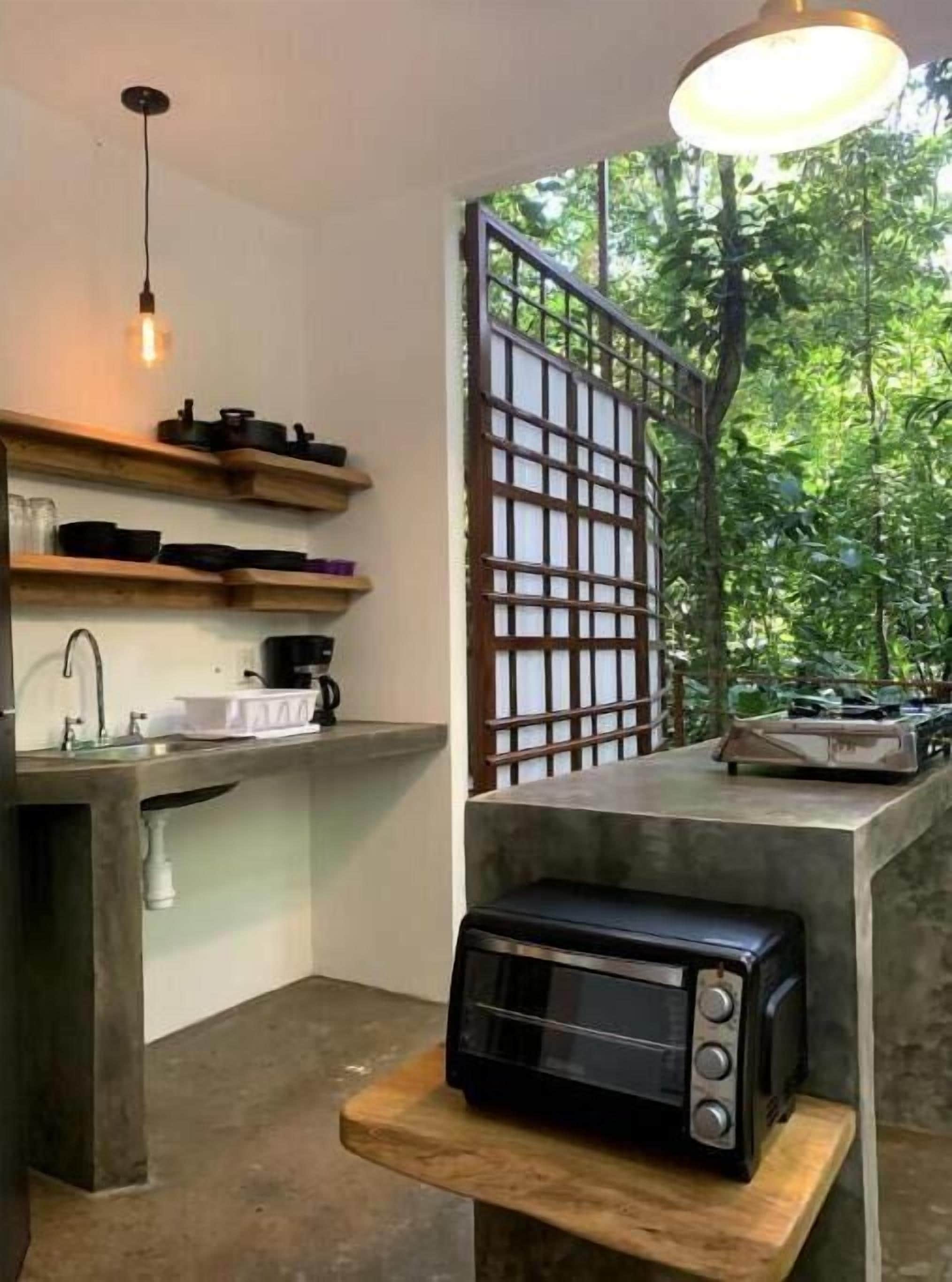 Frigorífic, forn, placa de cuina i cafetera i tetera 