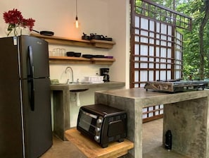 Fridge, oven, stovetop, coffee/tea maker
