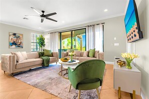 TV connectée, jeux vidéo, baby-foot, livres