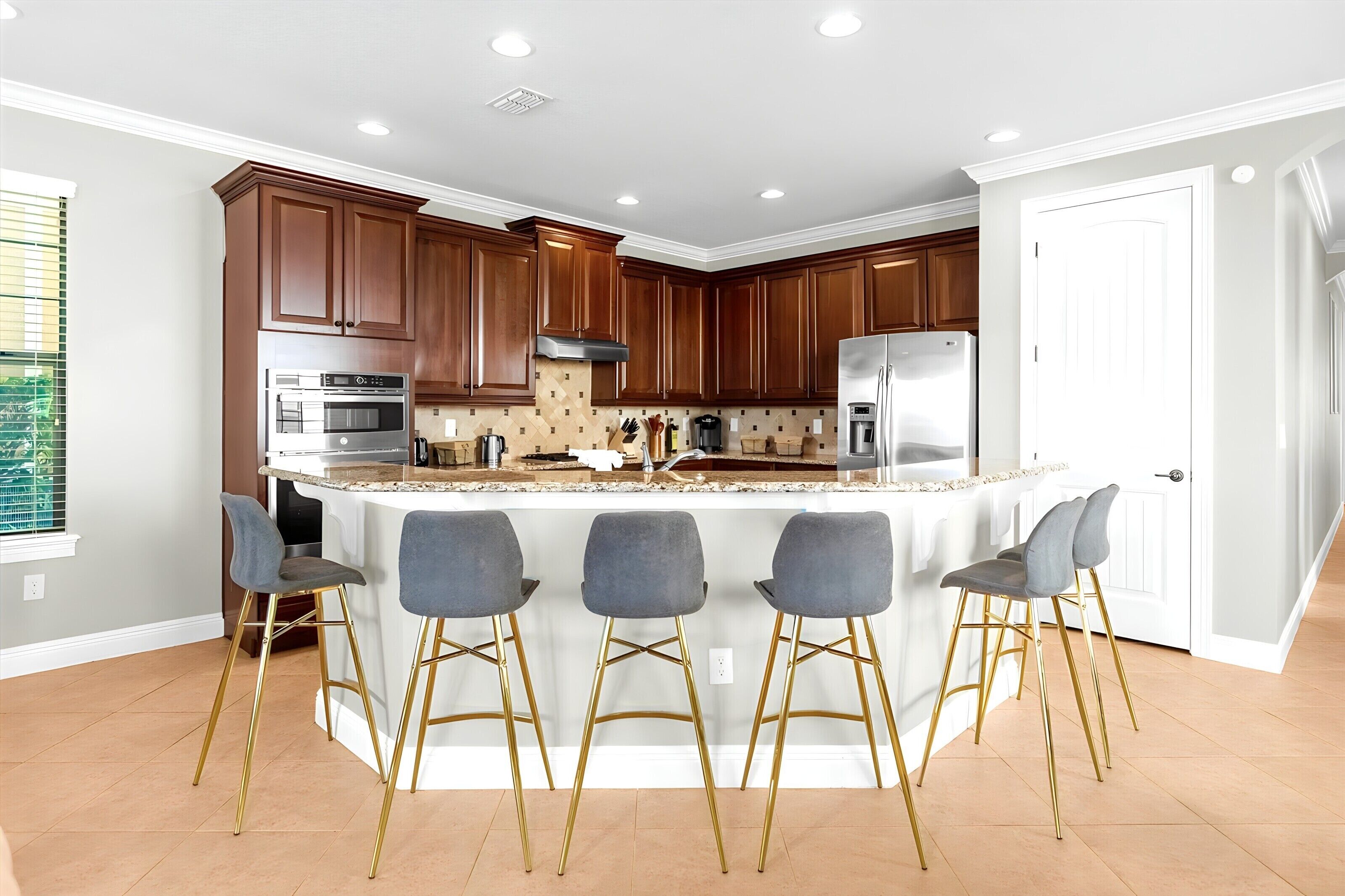 冷蔵庫、電子レンジ、オーブン、コンロ