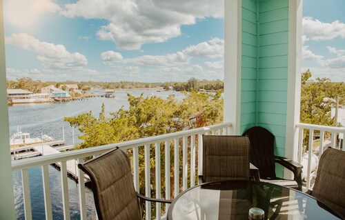 Condo with boat slip and Swimming pool - Sleeps 6